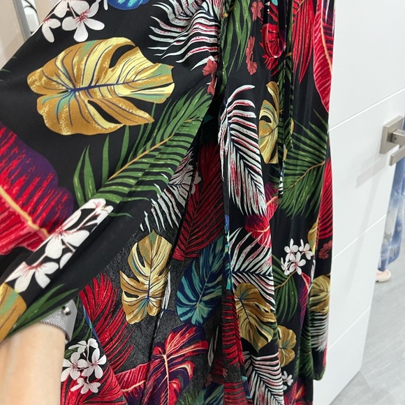 Cod shoulder dress it’s a summer dress size M Only use it ones - Picture 3 of 6